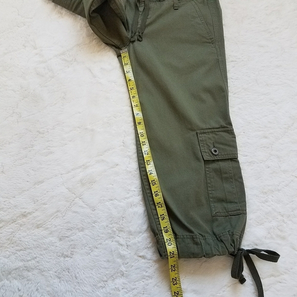 Levi's Jeans Cargo Capri Pants - Picture 3 of 8